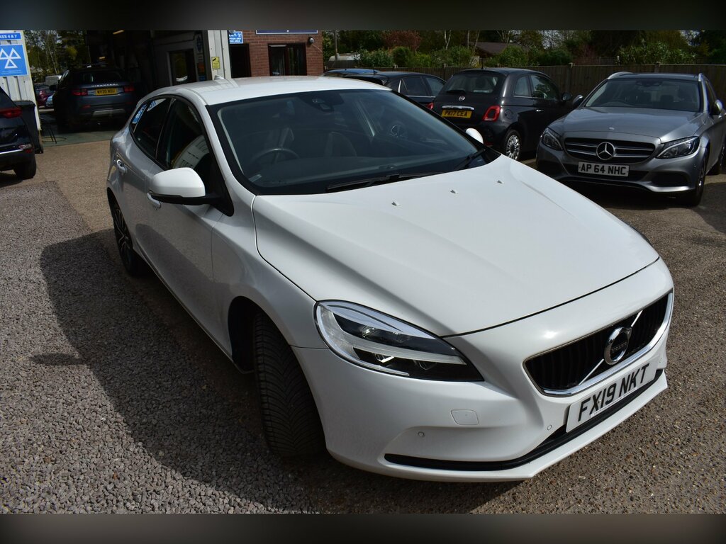Volvo V40 2.0 T2 R-design Edition Hatchback Manua FX19NKT White #3