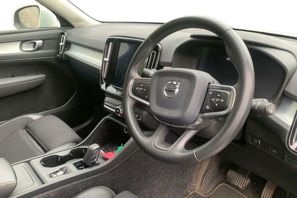 Volvo XC40 2.0 T4 Momentum Pro Awd Geartronic KN20DZP White #3