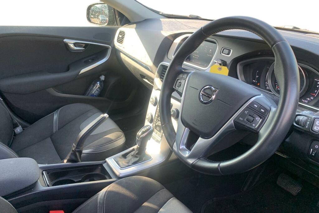 Volvo V40 T2 122 Momentum Nav Plus Geartronic KO18MVZ Black #3