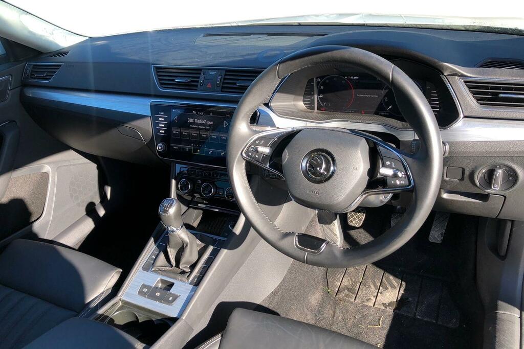 Skoda Superb 2.0 Tdi Cr Se Technology White #3