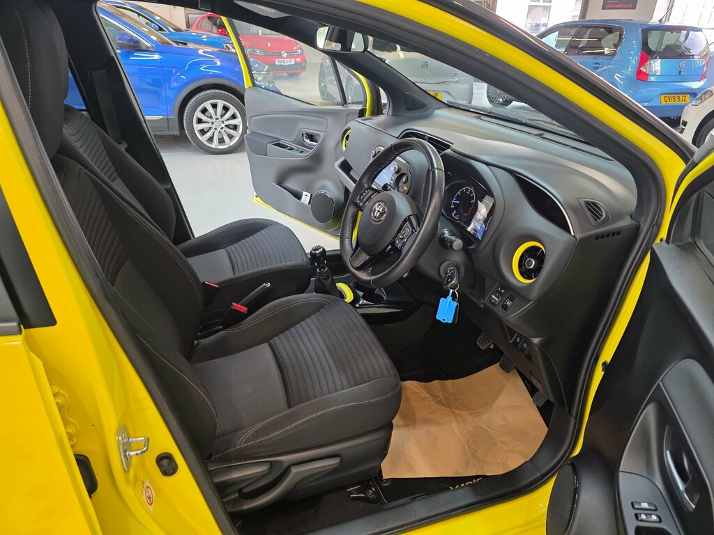 Toyota Yaris 1.5 Vvt-i Yellow Bi-tone Limited Edition Hatchback GY67CMU Yellow #2