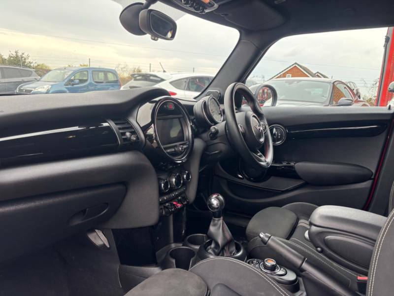 Mini Hatch 1.5 Cooper Sport II - 2018 68 YB68XGC Red #3