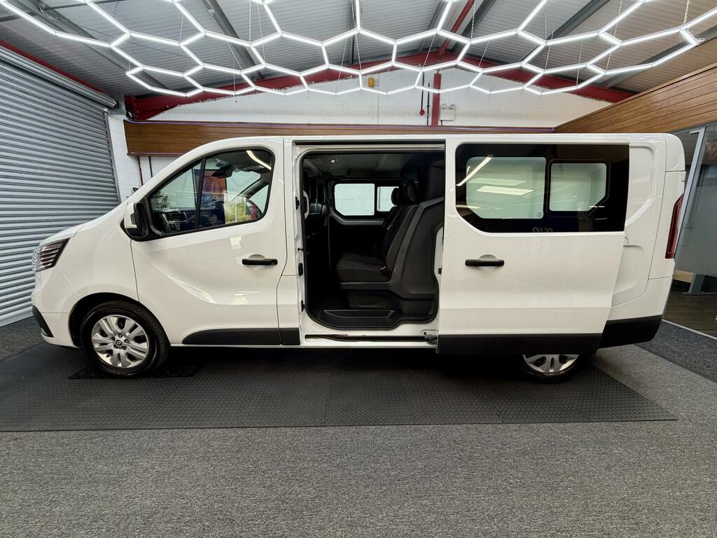 Renault Trafic 2.0 Dci Blue Ll30 Extra Crew Van Double Cab 6Dr Di White