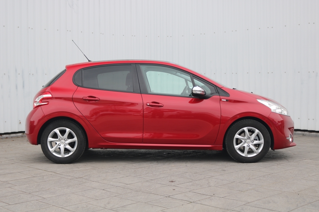 Peugeot 208 Hatchback 1.2 Style Red #2