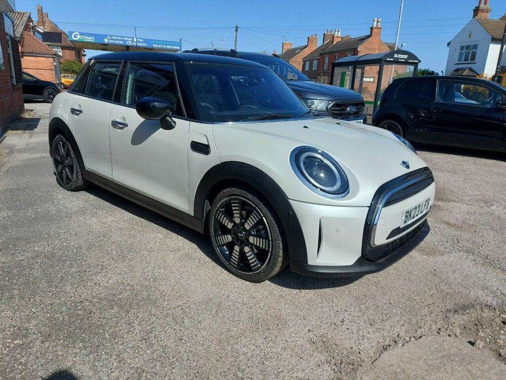 Mini Hatch 1.5L Cooper Exclusive White
