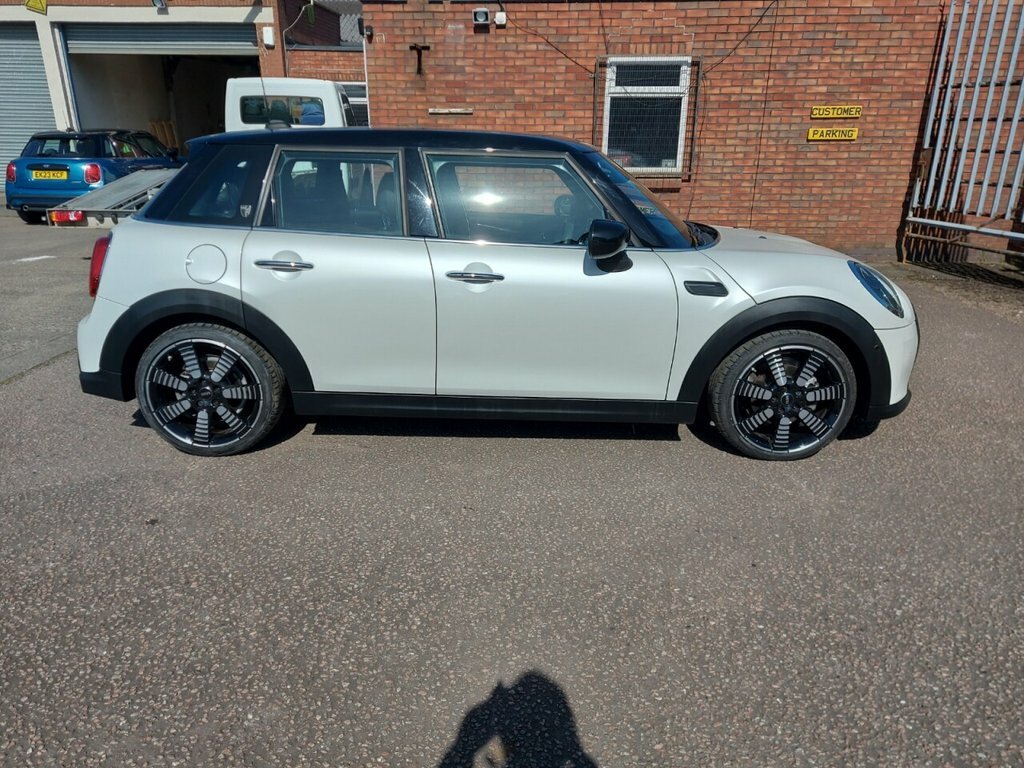 Mini Hatch 1.5L Cooper Exclusive BK23LFB White #2