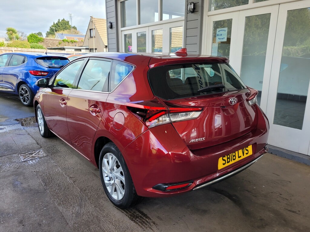 Toyota Auris Hatchback 1.2 Vvt-i Icon 201818 Red #2