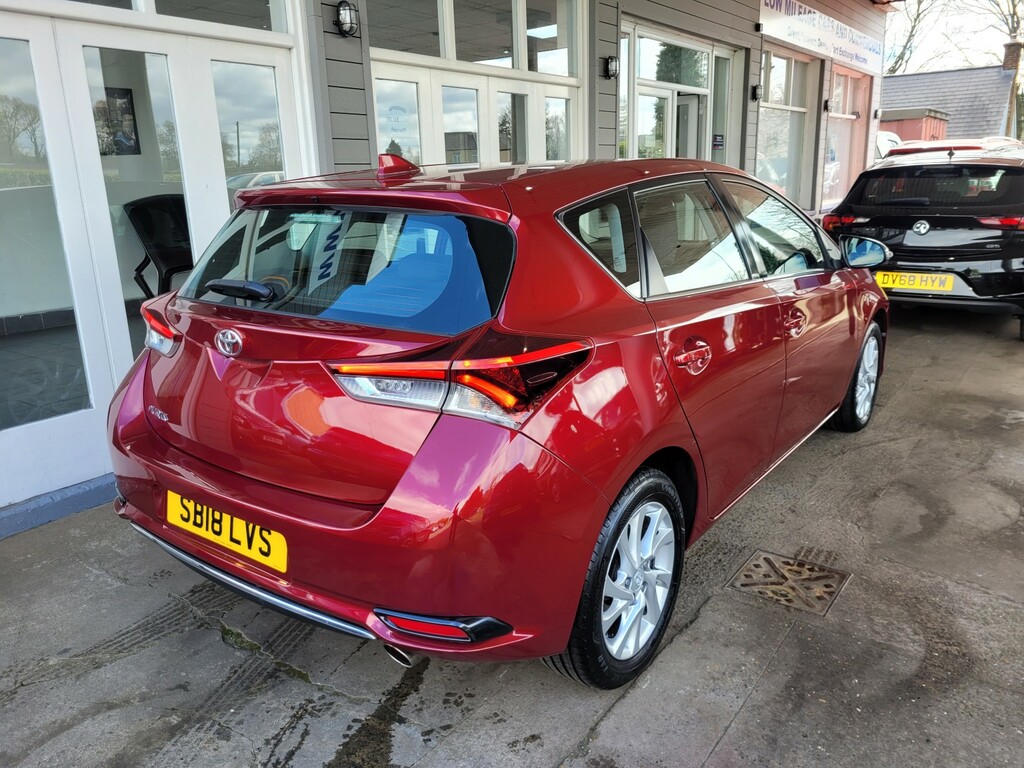 Toyota Auris Hatchback 1.2 Vvt-i Icon 201818 Red #4
