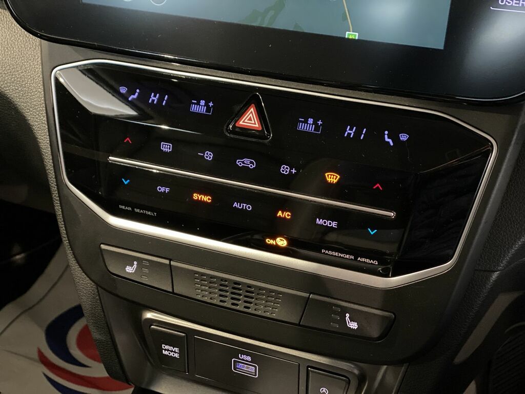 SsangYong Tivoli Hatchback White #18