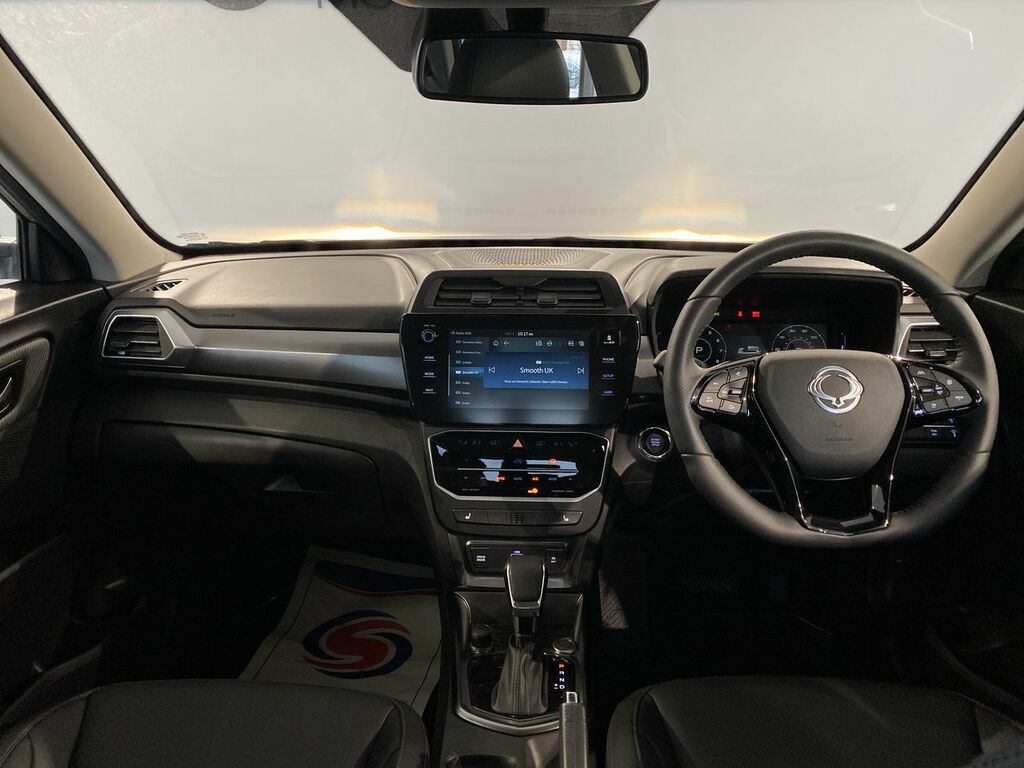 SsangYong Tivoli Hatchback White #10
