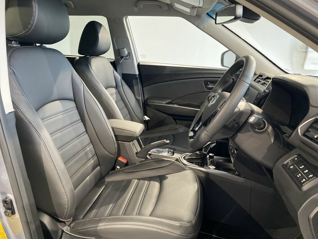 SsangYong Tivoli Hatchback White #9