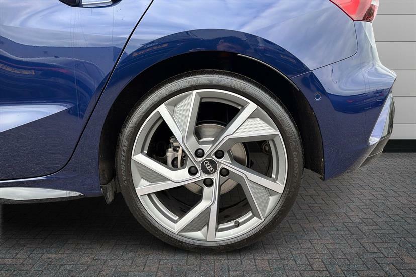 Audi A3 35 Tfsi Black Edition S Tronic EK25ZKH Blue #5