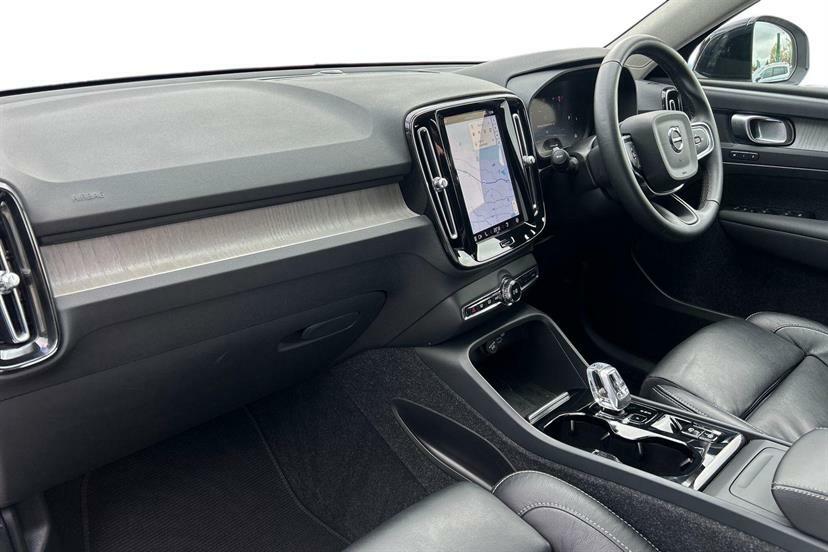 Volvo XC40 2.0 B4p Plus Dark Awd DE72ABZ White #2
