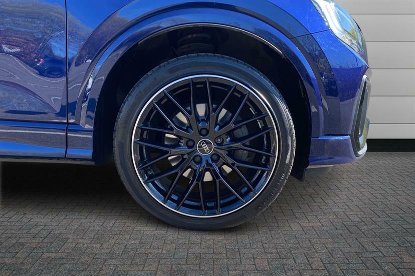 Audi Q2 35 Tfsi Black Edition WM23NNW Blue #5