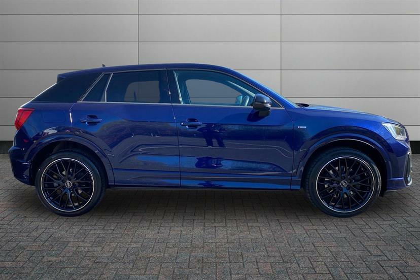 Audi Q2 35 Tfsi Black Edition WM23NNW Blue #4