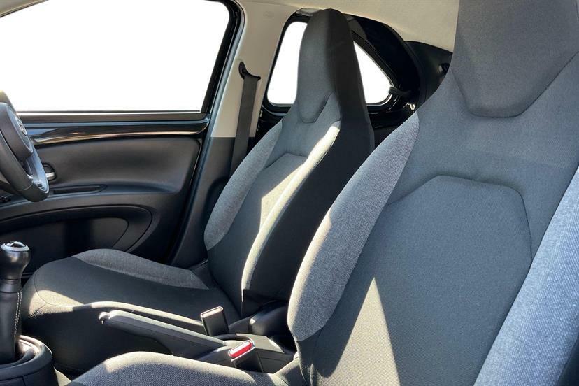 Toyota Aygo X 1.0 Vvt-i Pure FN24YVA Black #2
