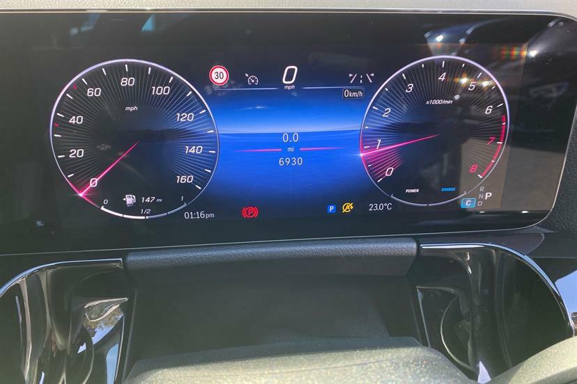 Mercedes-Benz GLA Class 180 Sport Edition DF25BZL White #6