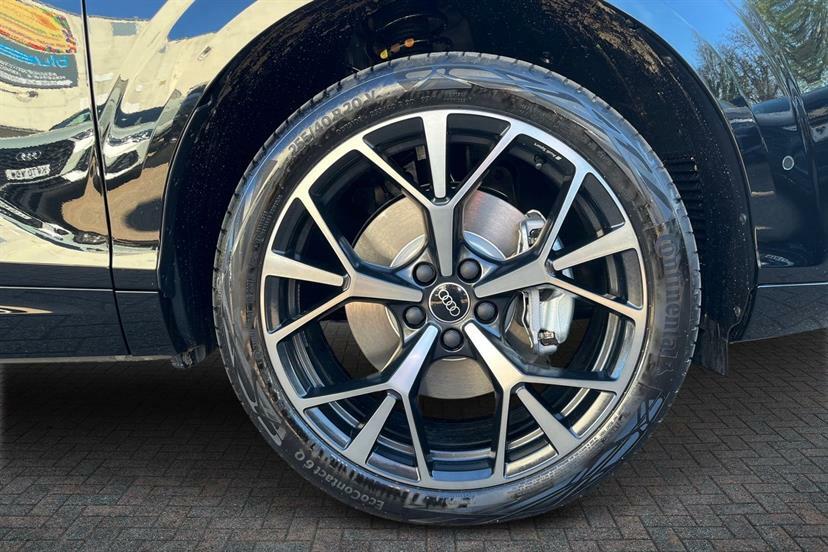 Audi Q3 1.5 E-hybrid Edition 1 S Tronic Soundvision LR26YJZ Black #5