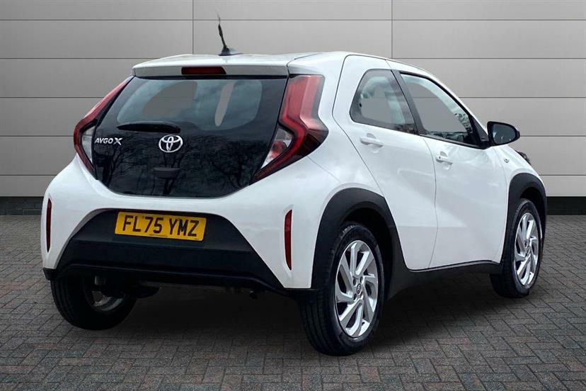 Toyota Aygo X 1.0 Vvt-i Pure FL75YMZ White #2