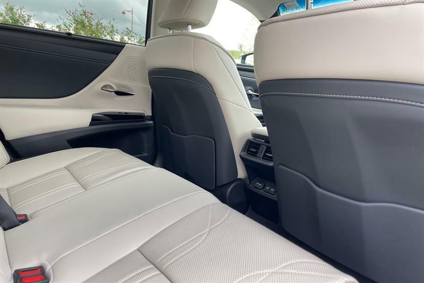 Lexus ES 300H 2.5 Premium Plus Cvt Red #36