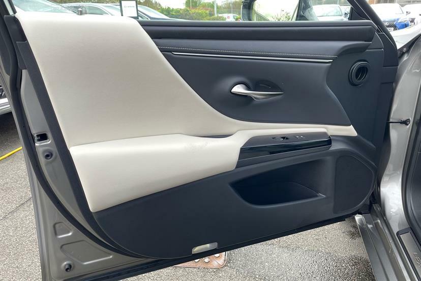 Lexus ES 300H 2.5 Premium Plus Cvt Red #16