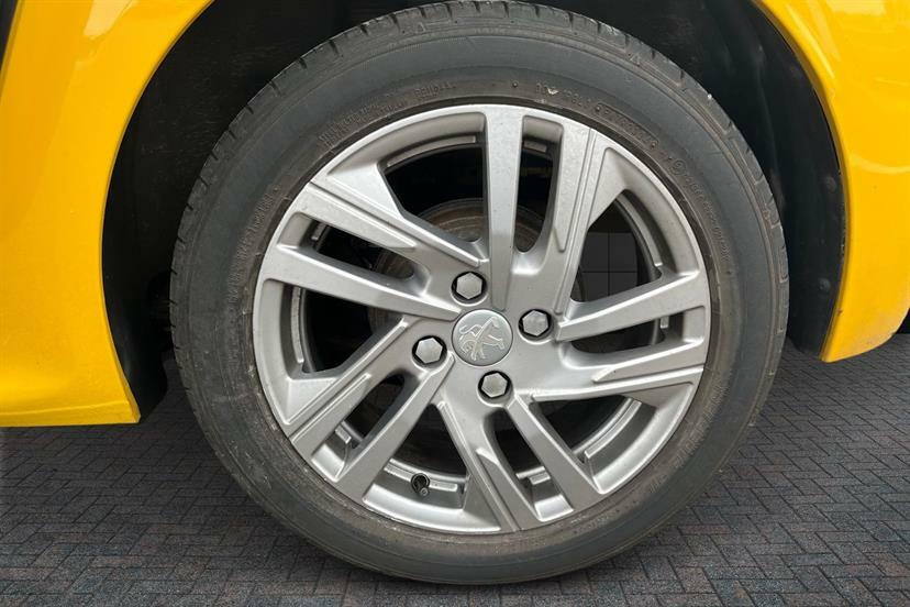 Peugeot 208 1.2 Puretech Active DE20SXL Yellow #5