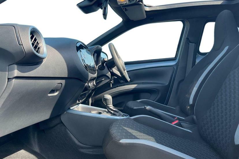 Toyota Aygo X 1.0 Vvt-i Edge MK75YNW Black #2