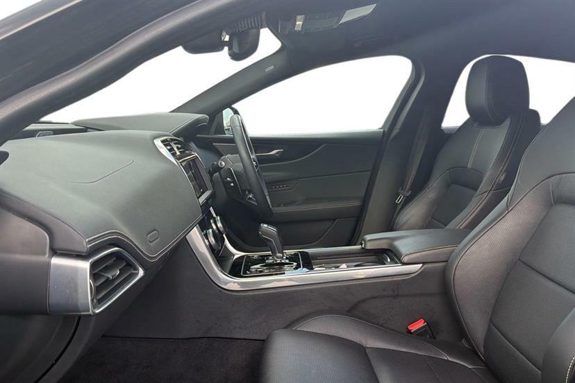 Jaguar XE 2.0 D200 R-dynamic Se Black PK74FGM Black #3