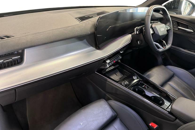 Audi Q3 1.5 E-hybrid S Line S Tronic EF75RWL Black #2