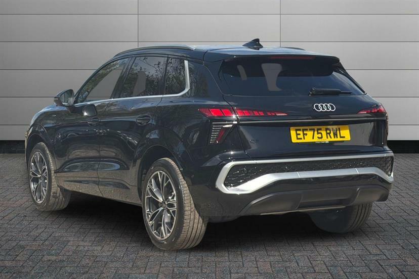 Audi Q3 1.5 E-hybrid S Line S Tronic EF75RWL Black #3