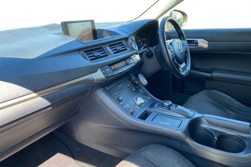 Lexus CT 200H 1.8 Advance Cvt FE64PHJ White #2