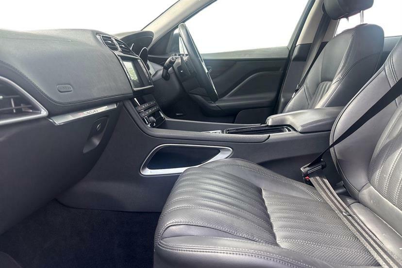 Jaguar F-Pace 2.0D 240 Portfolio Awd FG18LSO White #2