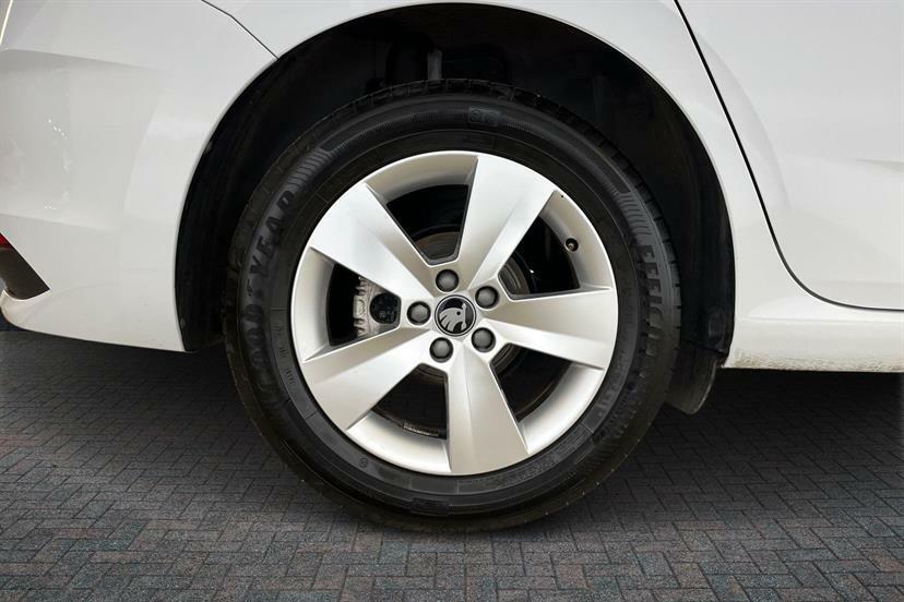 Skoda Scala 1.0 Tsi 116 Se Edition Dsg GF25VWY White #5