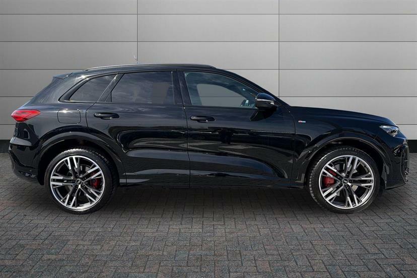 Audi Q5 2.0 Tdi Quattro Edition 1 S Tronic EJ75YWR Black #4