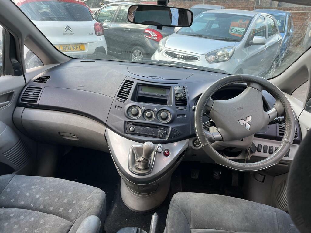 Mitsubishi Grandis Equippe Silver #8