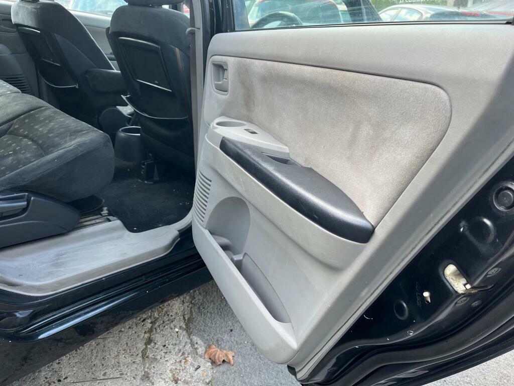Mitsubishi Grandis Equippe Silver #10