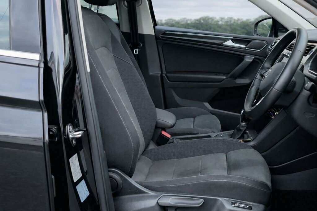 Volkswagen Tiguan 2L Elegance HF71XCR Black #5