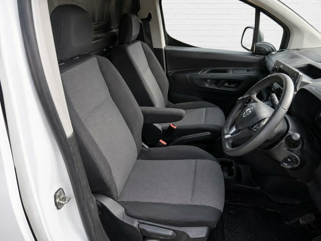 Vauxhall Combo 1.5L Sportive DP70AOT White #5