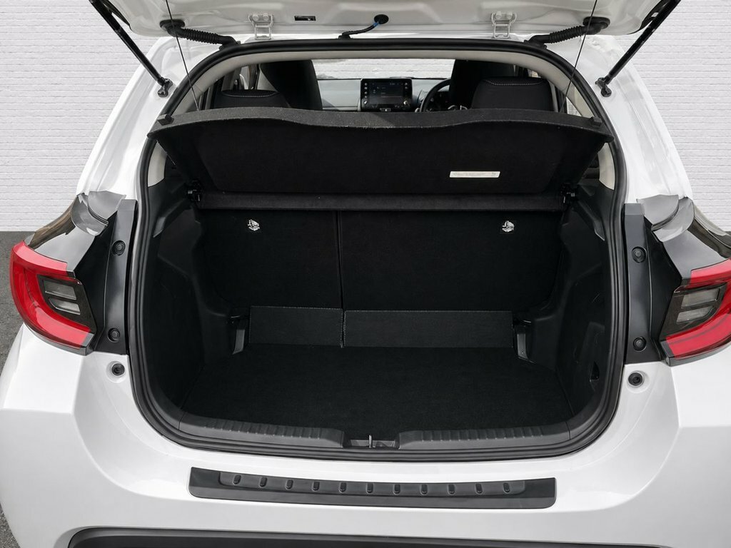 Toyota Yaris 1.5L Design AO22YHG White #6