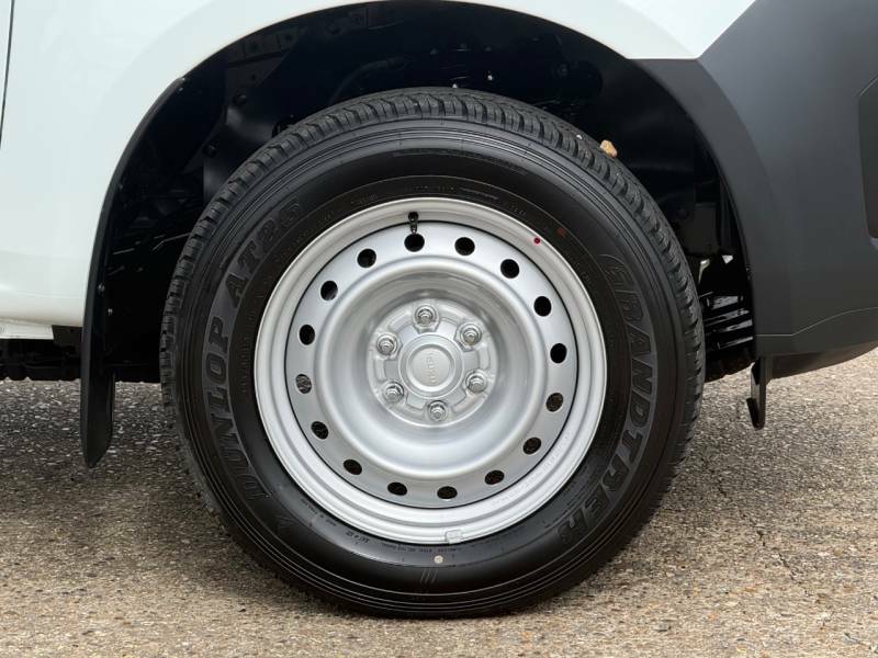Isuzu D-Max 1.9 Utility Double Cab 4X4 - 2025 75 FG75XMZ White #5