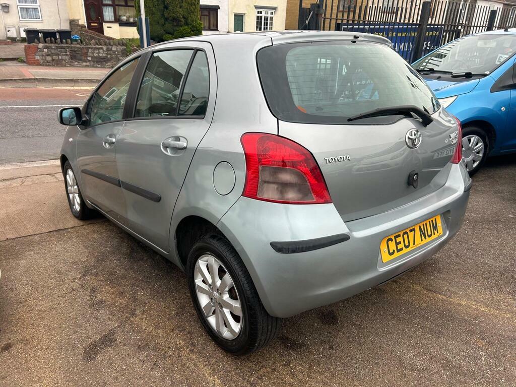 Toyota Yaris 1.3 Vvt-i Zinc Silver #4