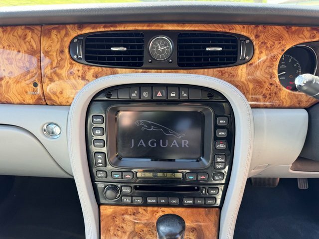 Jaguar XJ Saloon White #15