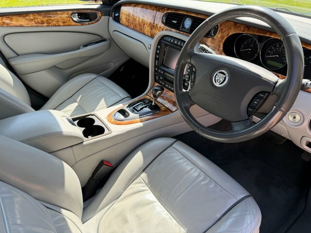 Jaguar XJ Saloon White #10