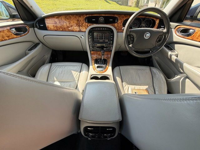 Jaguar XJ Saloon White #17