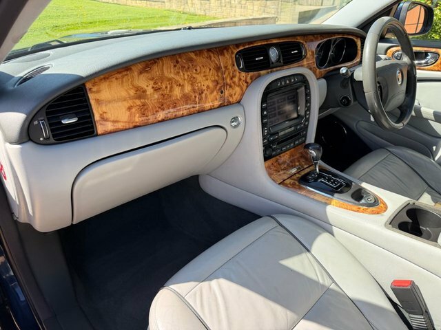 Jaguar XJ Saloon White #24