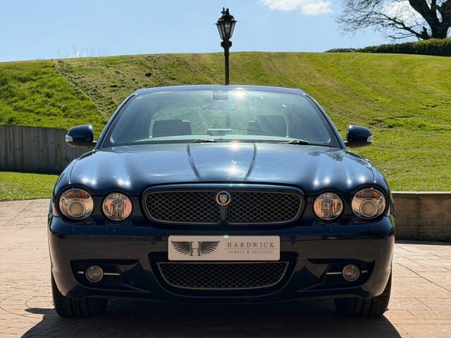 Jaguar XJ Saloon White #7