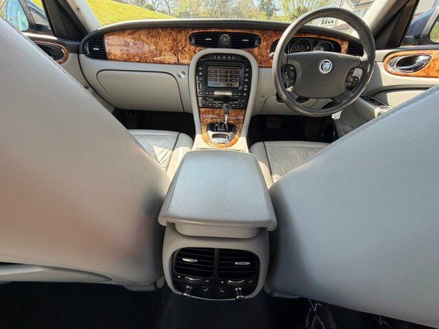 Jaguar XJ Saloon White #18
