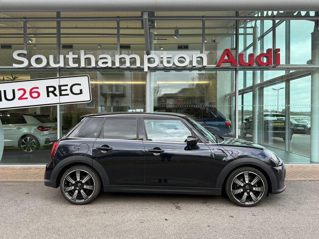 Mini Hatch Cooper Exclusive HK72XKJ Black #2