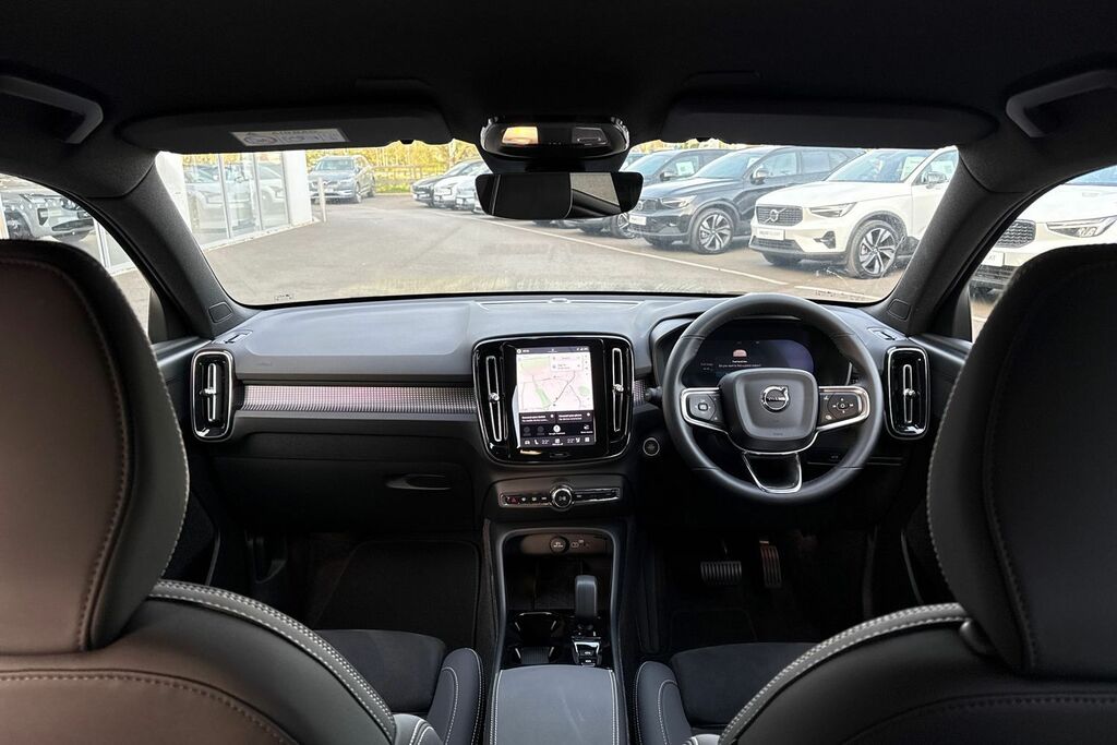 Volvo XC40 Plus Black #3