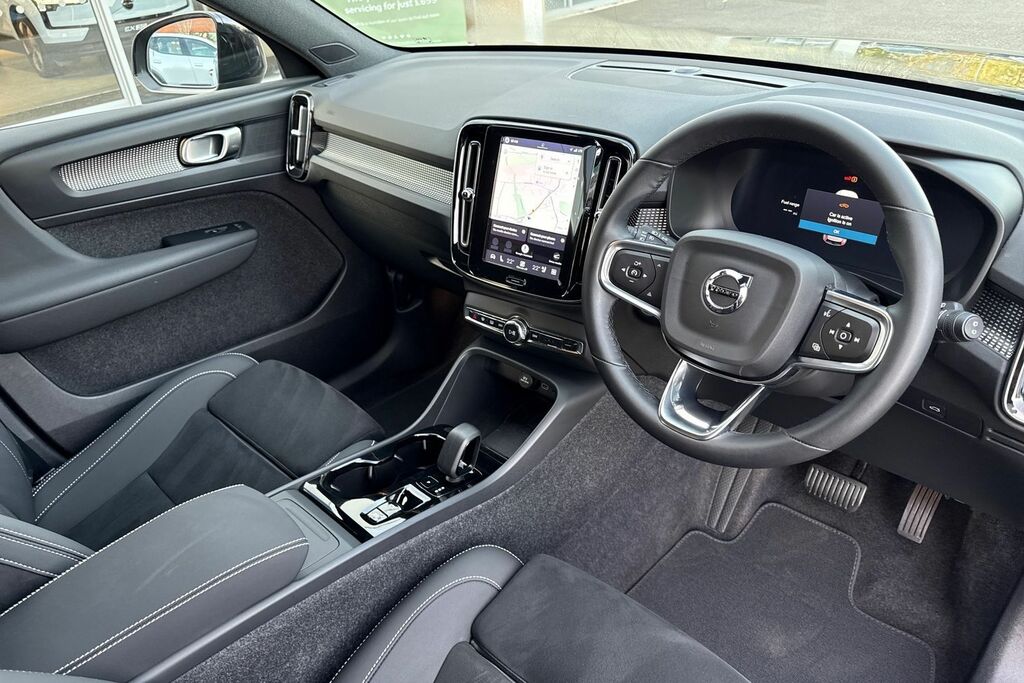 Volvo XC40 Plus Black #6